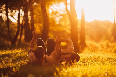 iki kardeşin kurtçukları oynarken
