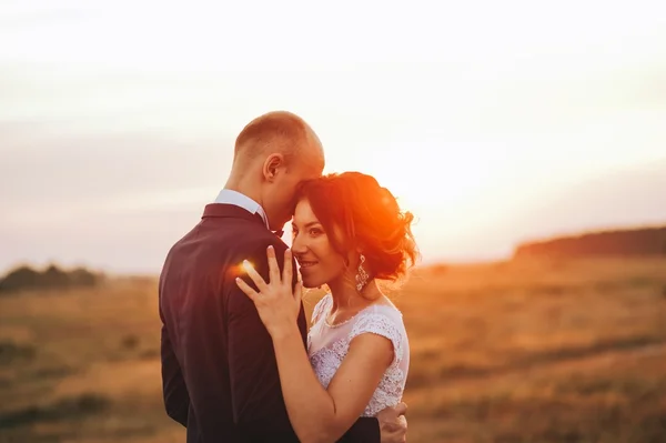 Wedding couple in the evening — Stock Photo, Image