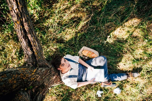 Hombre hermoso leyendo — Foto de Stock