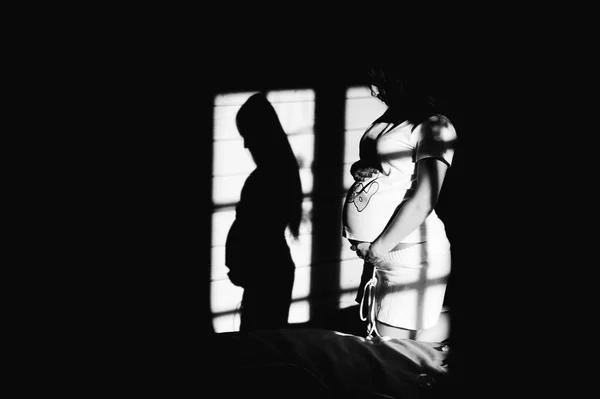 Silhouette einer schwangeren Frau — Stockfoto