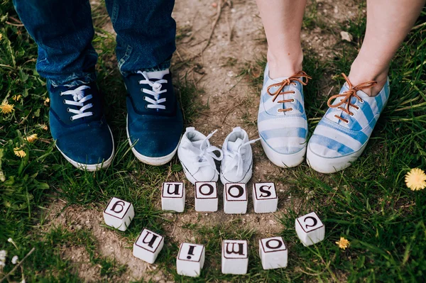 Legs of couple on green grass — Stock Photo, Image