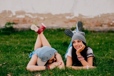 güzel esmer kızlar eğleniyor