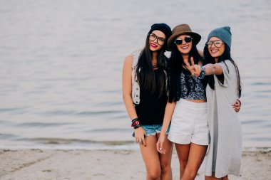 Üç güzel genç kız