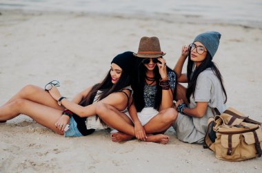 Üç güzel genç kız