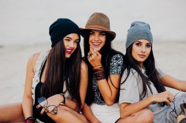 Üç güzel genç kız