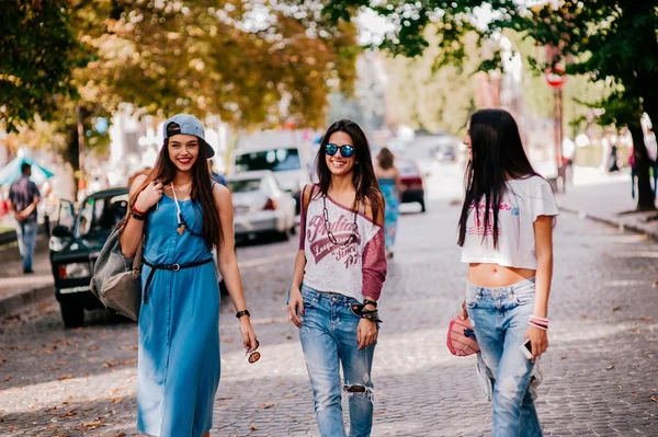Drei schöne junge Mädchen — Stockfoto