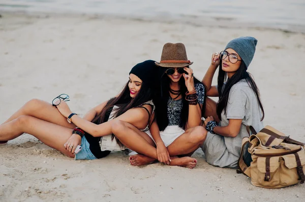 Tres hermosas chicas jóvenes —  Fotos de Stock