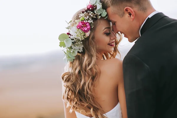 Feliz pareja de recién casados — Foto de Stock