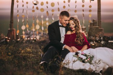 Genç gelin ve damat dans