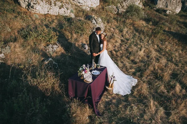 Bella coppia di novelli sposi — Foto Stock