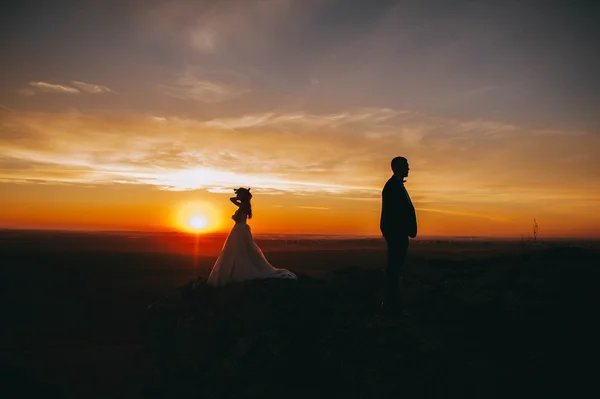 Junge Braut und Bräutigam tanzen — Stockfoto