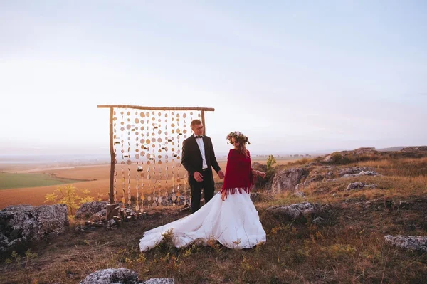 Bella coppia di novelli sposi — Foto Stock