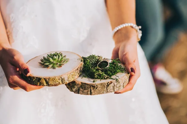 Mãos de noiva segurando decorações de casamento — Fotografia de Stock