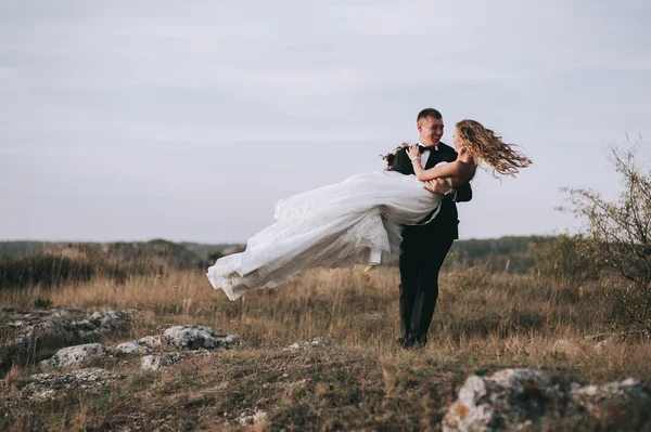 Novio llevando novia en sus manos —  Fotos de Stock