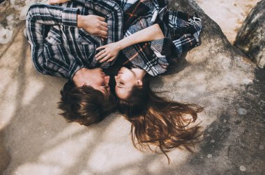 Genç çift Dağları yakınında elele