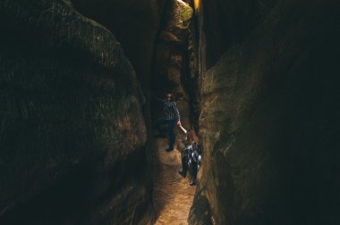 Genç çift Dağları yakınında elele