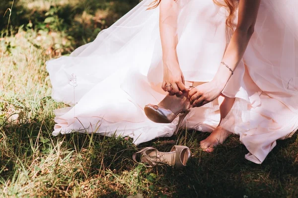 Noiva vestindo sapatos — Fotografia de Stock