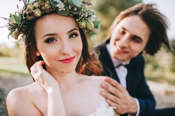 Joven pareja de boda —  Fotos de Stock