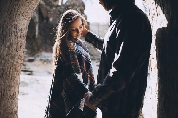 Young couple holding hands near mountains — Stock Photo, Image