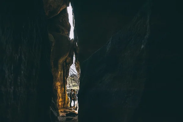 Pareja joven cogida de la mano cerca de las montañas — Foto de Stock