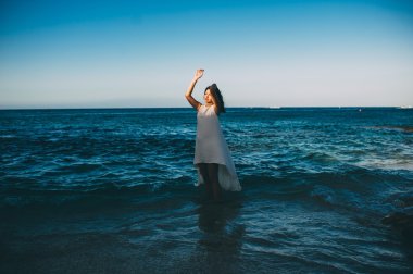 Beyaz elbiseli genç seksi esmer