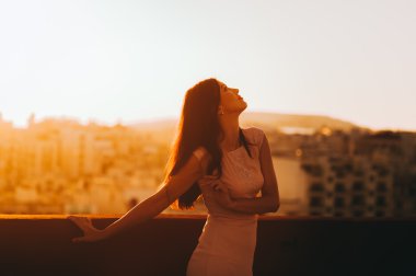 Gece elbisesi giymiş esmer kadın.