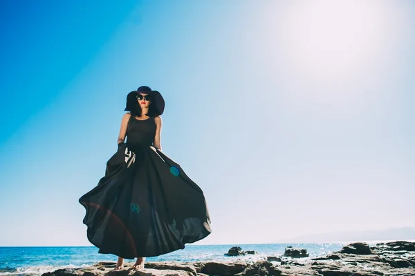 Hermosa chica en negro vestido largo — Foto de Stock