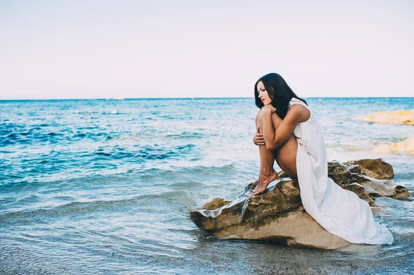 Belle fille se détend près de la mer — Photo