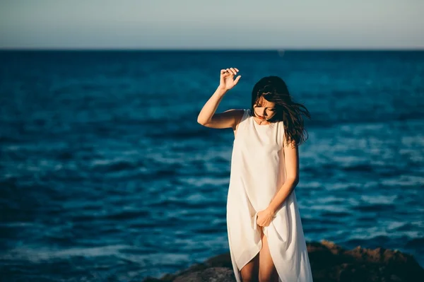 Bella ragazza si rilassa vicino al mare — Foto Stock