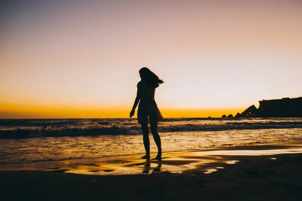 Silhouette di ragazza al tramonto — Foto Stock