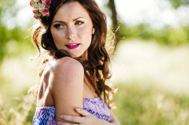 Esmer kız parkta poz