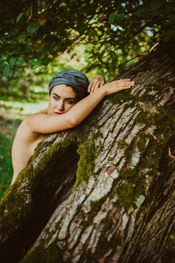 bir ağacın yanında poz kız