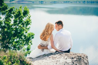 kayanın üzerinde poz güzel Çift