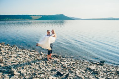 Tropik sahilde poz aşık Çift