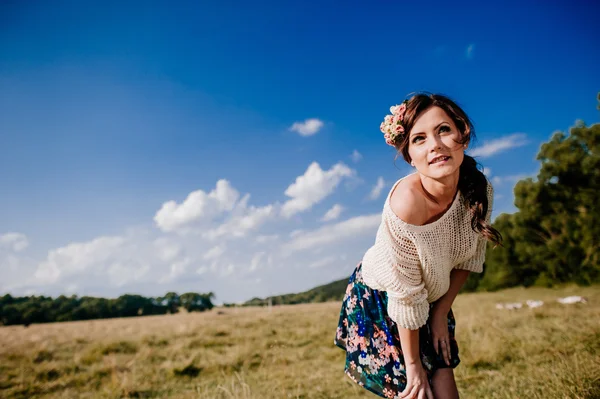 Chica joven posando con el fondo del cielo — Foto de Stock