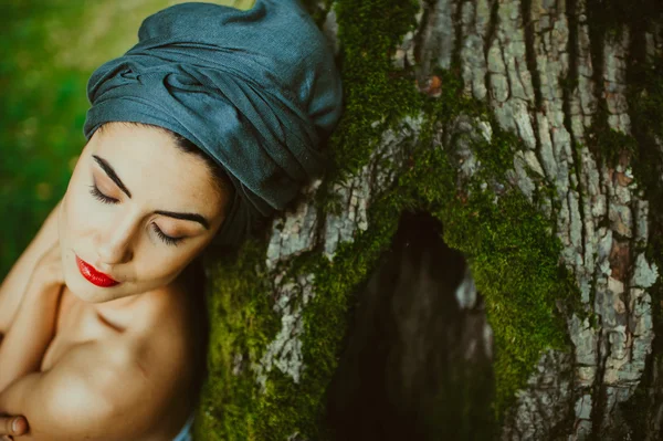 Ragazza posa vicino a un albero — Foto Stock