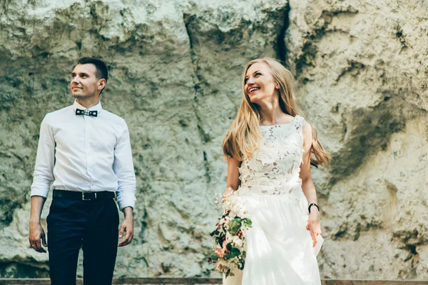 Pareja de boda cerca de rock —  Fotos de Stock