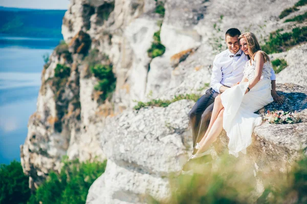 岩の上でポーズ美しいカップル — ストック写真
