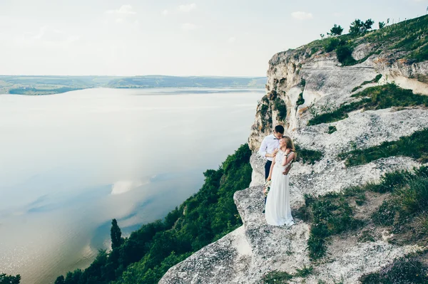 Gyönyörű pár pózol a rock — Stock Fotó