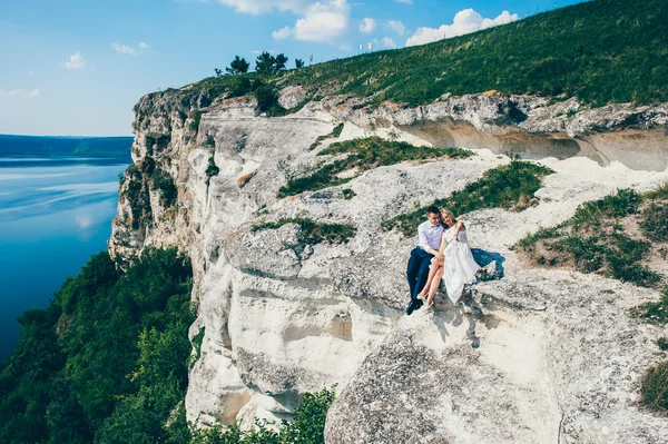 Красива пара позує на скелі — стокове фото