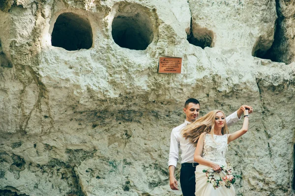 Wedding couple near rock — Stock Photo, Image