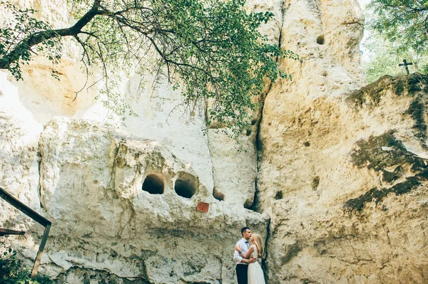 Para ślub w pobliżu rock — Zdjęcie stockowe