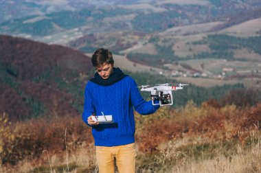 adam elinde bir dron hava fotoğrafçılığı için