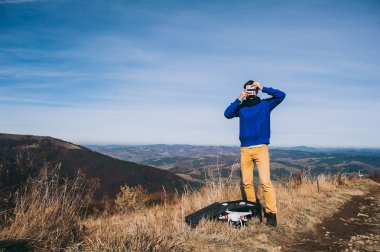 adam elinde bir dron hava fotoğrafçılığı için