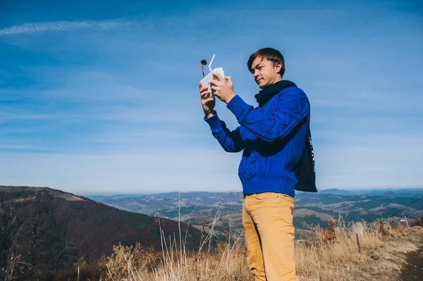 Мужчина держит дрон для аэрофотосъемки — стоковое фото