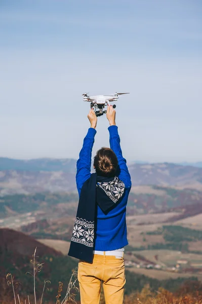 Homem segurando um drone para fotografia aérea — Fotografia de Stock