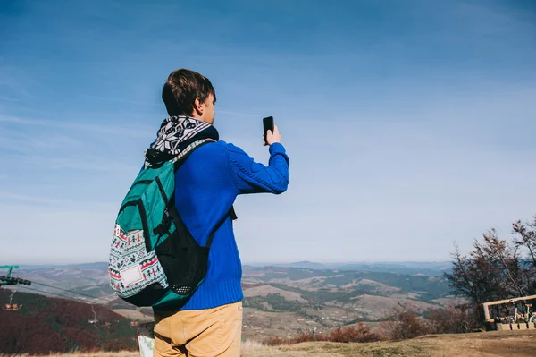 Junge Hipster fotografieren am Berg — Stockfoto