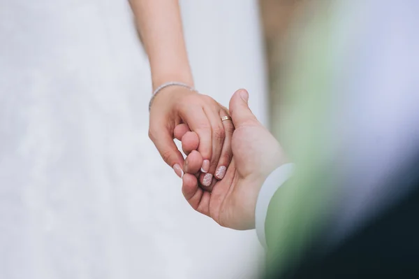 Paar hand in hand — Stockfoto