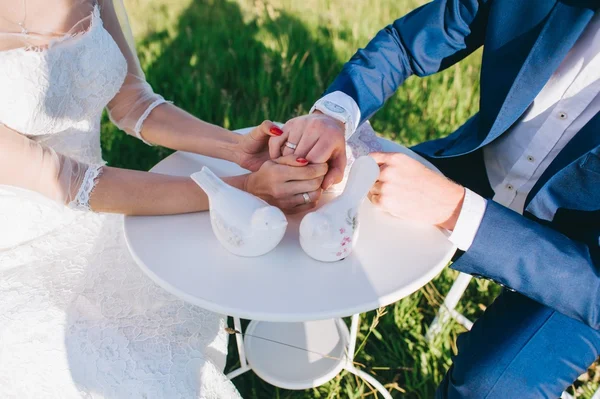 Couple holding hands — Stock Photo, Image