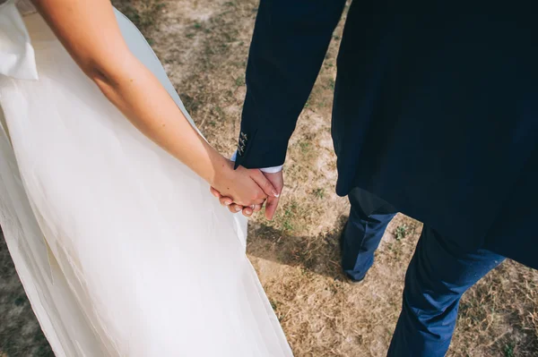 Casal de mãos dadas — Fotografia de Stock